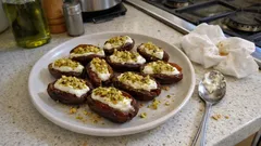 Plněné datle s mascarpone a kozím sýrem: rychlé jednohubky s pistáciemi