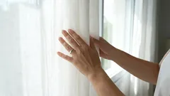 Místo do sklenice ji nalijte do pračky. Vaše šedé záclony budou opět vypadat jako nové.