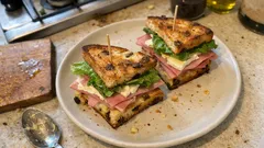 Sendvič z panettone se šunkou a brie: rychlý sladko-slaný brunch ze zbytků