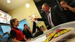 Historka: Dva chlapi v kravatách mě u kasy zkusili otestovat