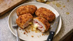 Plněné vepřové plátky z trouby: šunka, sýr a křupavá strouhanka bez smažení