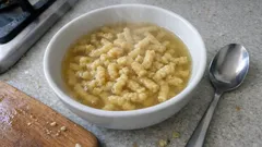 Passatelli v brodu: italská polévka s parmazánovými „nudličkami“ krok za krokem