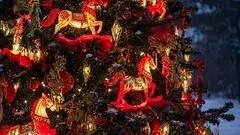 Vánoční stromek 2026, rok Ohnivého koně: nejlepší barvy a symboly dekorací.