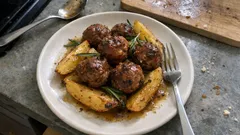 Pečené masové kuličky s bramborami z jednoho pekáče – šťavnaté a bez práce navíc