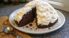 Torta nuvola: nadýchaný kakaový dort s krémem a kokosovými „obláčky“