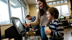 Historka: U samoobslužné pokladny jsem zaslechla větu, která změnila atmosféru v celé frontě