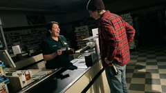 Historka: Chtěl si koupit pivo, ale v ruce držel něco, co jsem poznala hned