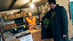 Historka: Na pokladně mi nabídl, ať se podívám pod kabát. Netušila jsem proč