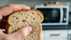 Jak udělat chléb opět měkký za 10 sekund: metoda, která funguje i na starý chléb