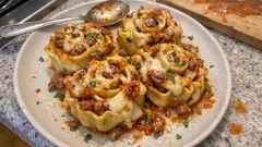 Růže z lasagní s klobásovým ragú a bešamelem – efektní večeře z jedné formy