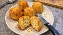 Slané pandorino bez kynutí: nadýchané mini bochánky se sýrem za chvíli