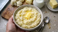 Krémové květákové pyré s bramborami a sýrem – jemná příloha bez hrudek