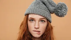 Jak si takovou věc už nikdy neobléknout: 7 chyb při výběru klobouků, kvůli kterým i drahá péřová bunda vypadá, jako by byla právě koupená.