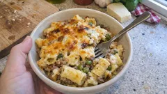 Pasta salvadomenica ve fritéze: zapečené těstoviny s mletým masem a bešamelem