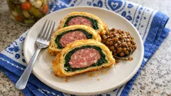 Cotechino v listovém těstě se špenátem: slavnostní hlavní jídlo, které se krájí samo