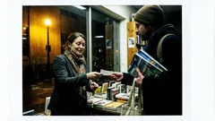 Historka: V dešti přišel pán v saku. Položil na pult čtyři knihy, které jsem nečekala