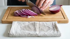 Trik s mokrým ručníkem, který vám pomůže krájet cibuli bez slz