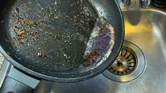 Kam mám vyhodit tuk po pečení? Nikdy ho nevylévejte do dřezu.