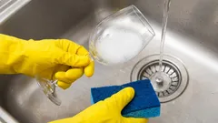 Jak můžete snadno vyčistit zakalené sklenice a šálky? Pomohou vám noviny a levná tekutina