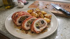 Krůtí roláda s klobásou a olivami: šťavnatá a krásně drží tvar