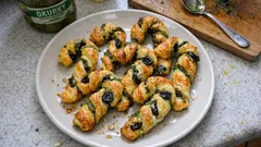 Vánoční tyčinky z listového těsta s ricottou a pestem – křupavé pohoštění za chvíli