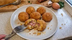 Křupavé polpette z cotechina a brambor: jednoduché italské chuťovky k vínu