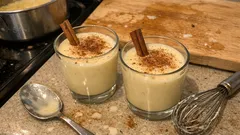 Domácí eggnog s rumem: krémový vaječný likér hotový bez hrudek