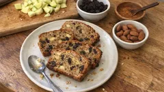 Pan di mele: italský jablečný chlebíček s rozinkami a mandlemi, který zůstane vláčný