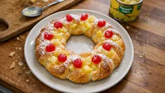 Věnec z listového těsta s cukrářským krémem a ananasem – efektní dezert bez námahy