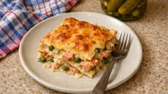 Lasagne s uzeným lososem a hráškem: krémový bešamel a zlatá sýrová kůrka