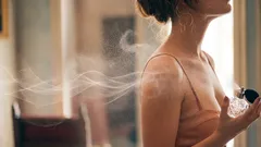 Parfémy nyní neaplikuji na zápěstí, ale jiným způsobem: takže stopa je delší, trvanlivost je větší, vůně je krásnější.