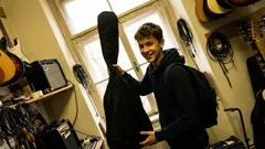 Historka: Přišel si pro první kytaru a v krámku se stalo něco nečekaného