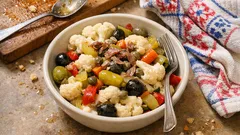 Insalata di rinforzo: neapolský květákový salát s olivami a ančovičkami, co chutná i druhý den