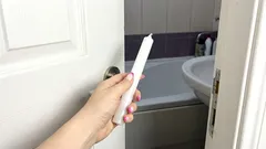 Jednou za měsíc jdu do koupelny a vezmu si s sebou obyčejnou svíčku. Ta vyřeší hned tři problémy.