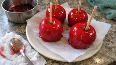 Karamelová jablka na špejli: lesklá křupavá krusta doma za pár minut