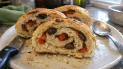 Rolovaná focaccia s rajčátky a olivami: krásná spirála, která se vždy povede