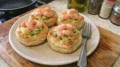 Křupavé košíčky z listového těsta s krevetovým koktejlem – elegantní jednohubky za chvíli