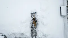 Jak snadno a rychle odklidit sníh ze dvora? Našli jsme jednoduchý trik s lanem.