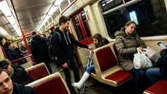 Historka: V přeplněném metru se uvolnilo místo — a pak padla věta, která ztichla vagón