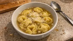 Tortellini ve vývaru: domácí tortellini v čirém kapouním vývaru krok za krokem