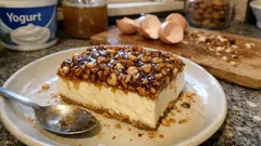 Obrácený koláč s croccantinem: vláčný jogurtový korpus a křupavá ořechovo-medová vrstva